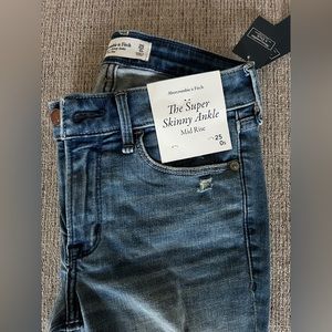 NWT - Abercrombie & Fitch Mid Rise Super Skinny Jean - 25S